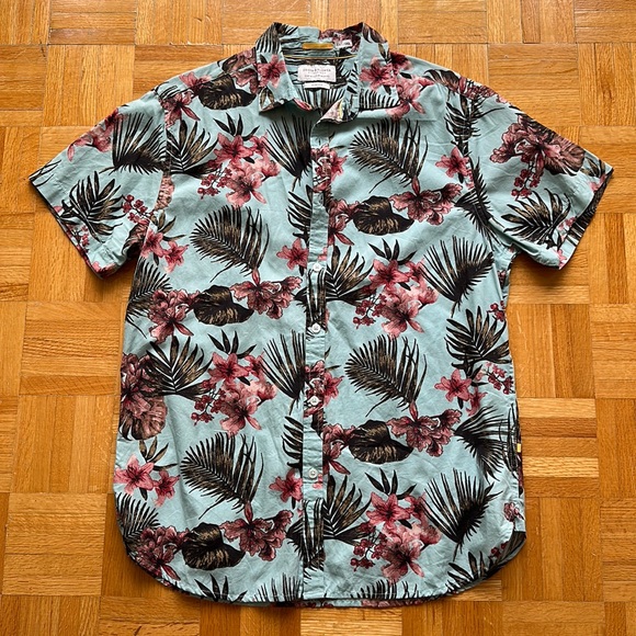 In Season Floral Button Down Size Medium - Picture 1 of 4